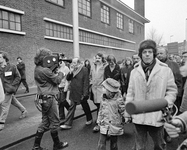 102273 Afbeelding van de demonstratie tegen de oorlog in Vietnam op de Graadt van Roggenweg te Utrecht, met in het ...